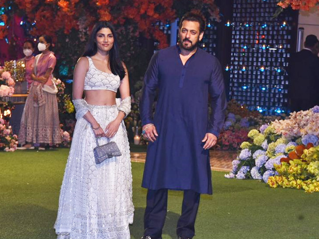 अनंत अंबानी-राधिका मर्चेंट की सगाई में पहुंचे सलमान खान