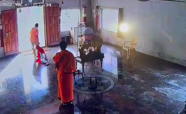 कैमरे में कैद : बेंगलुरु में महिला को बालों से घसीटकर मंदिर से बाहर किया गया