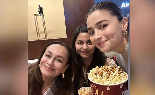Inside Alia Bhatt's <i>Pathaan</i> Date With Mom Soni Razdan And Sister Shaheen: "Love Always Wins"
