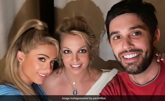 Britney Spears Denies Being At Party After Paris Hilton Posts Pic With Her