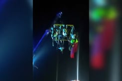 कैमरे में कैद: तमिलनाडु में मंदिर समारोह के दौरान क्रेन गिरी, 4 की मौत कैमरे में कैद: तमिलनाडु में मंदिर समारोह के दौरान क्रेन गिरी, 4 की मौत