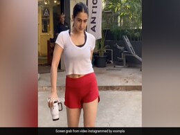 जिम के बाहर स्पॉट हुई सारा अली खान, एक्ट्रेस का वॉकिंग स्टाइल देख लोग बोले- मलाइका अरोड़ा जिम के बाहर स्पॉट हुई सारा अली खान, एक्ट्रेस का वॉकिंग स्टाइल देख लोग बोले- मलाइका अरोड़ा