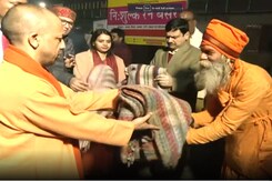 In a Surprise Visit, Yogi Adityanath Checks Arrangements At Night Shelters In a Surprise Visit, Yogi Adityanath Checks Arrangements At Night Shelters