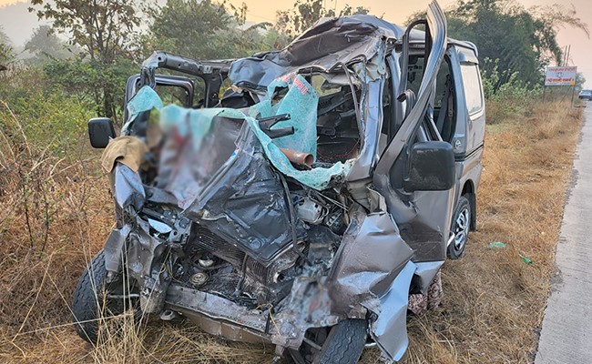 Truck And Car Collide On Mumbai-Goa Highway, 9 People Killed - मुंबई-गोवा  हाईवे पर ट्रक और कार की भीषण टक्कर, 9 लोगों की मौत | India In Hindi