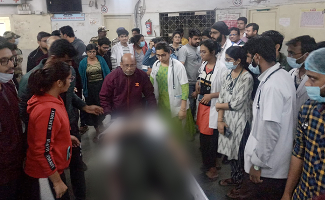 महाराष्ट्र: मरीज ने डॉक्टर पर चाकू से किया जानलेवा हमला, बचाव में आया अन्य डॉक्टर भी घायल