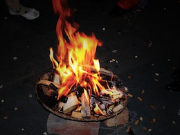 Lohri 2025: आज है लोहड़ी पर्व, यहां जानिए पूजा मुहूर्त से लेकर विधि Lohri 2025: आज है लोहड़ी पर्व, यहां जानिए पूजा मुहूर्त से लेकर विधि