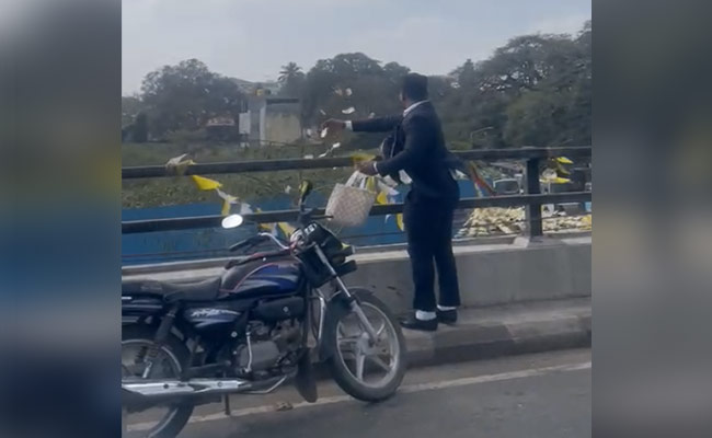 Watch: Bengaluru Man Throws Cash From Flyover, Triggers Mad Scramble