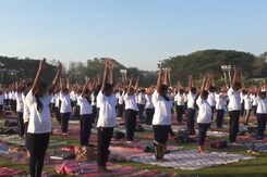 कर्नाटक में 5 लाख से अधिक लोगों ने विश्व रिकॉर्ड बनाने के लिए किया योग कर्नाटक में 5 लाख से अधिक लोगों ने विश्व रिकॉर्ड बनाने के लिए किया योग