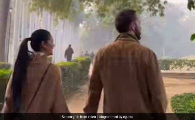 विदेशी बॉयफ्रेंड के हाथों में हाथ डाले दिल्ली की सर्दी का लुत्फ उठाती दिखी ये एक्ट्रेस, फैंस बोले- किसी की नजर न लगे