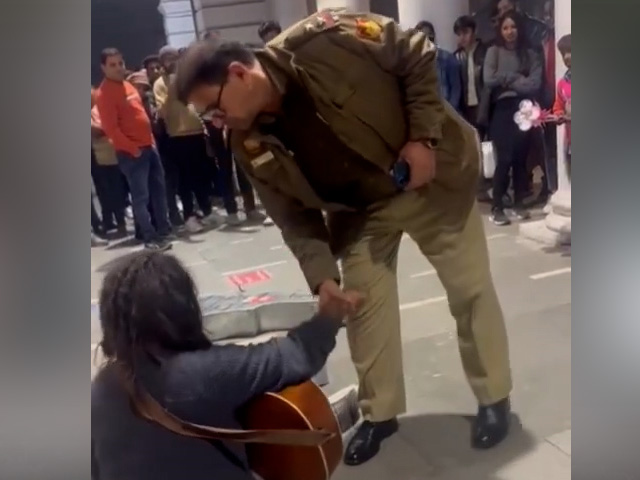 "गिटार बजाने में क्या गलत है?": पुलिस ने शख्स को सड़क पर परफॉर्म करने से रोका "गिटार बजाने में क्या गलत है?": पुलिस ने शख्स को सड़क पर परफॉर्म करने से रोका