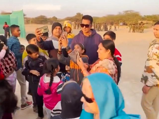 जय जवान: सैनिकों की फैमिली ने सोनू सूद के साथ क्लिक की सेल्फी