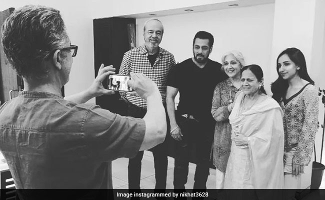 Aamir Khan Takes Pic Of Salman Posing With His Family, Shared By Sister Nikhat