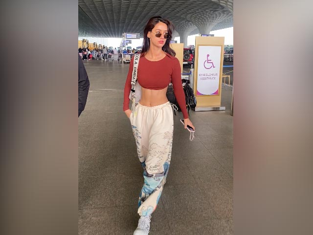 अभिनेत्री दिशा पटानी मुंबई एयरपोर्ट पर हुईं स्पॉट