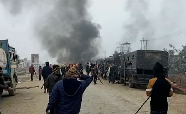 बक्सर में पुलिस लाठीचार्ज के बाद किसानों का हंगामा, चौसा पॉवर प्लान्ट में घुसकर पुलिस की गाड़ी फूंकी