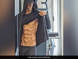 ऋतिक रोशन के 8 पैक एब्स ने बढ़ाया इंटरनेट का पारा, शर्ट उठाकर शेयर की मिरर सेल्फी तो फैन्स के यूं आए रिएक्शन ऋतिक रोशन के 8 पैक एब्स ने बढ़ाया इंटरनेट का पारा, शर्ट उठाकर शेयर की मिरर सेल्फी तो फैन्स के यूं आए रिएक्शन