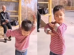 VIDEO: किशोर कुमार के गाने पर छोटी सी बच्ची ने किया कमाल का डांस, एक्सप्रेशन देख हार बैठेंगे दिल VIDEO: किशोर कुमार के गाने पर छोटी सी बच्ची ने किया कमाल का डांस, एक्सप्रेशन देख हार बैठेंगे दिल