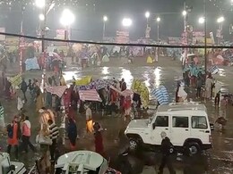 माघ मेले में बसंत पंचमी के अवसर पर श्रद्धालुओं ने भारी वर्षा में किया स्नान, सरस्वती मां की आराधना में लीन हुए भक्त माघ मेले में बसंत पंचमी के अवसर पर श्रद्धालुओं ने भारी वर्षा में किया स्नान, सरस्वती मां की आराधना में लीन हुए भक्त