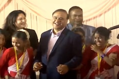 असम के CM ने स्कूल के छात्रों के साथ किया फोल्क डांस असम के CM ने स्कूल के छात्रों के साथ किया फोल्क डांस