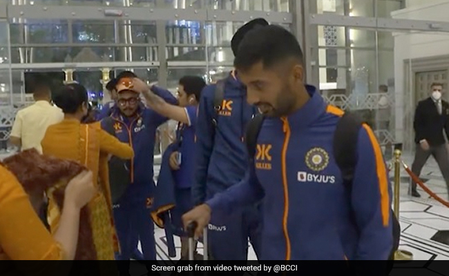 IND vs NZ 3rd T20I: अहमदाबाद में पारंपरिक स्वागत सत्कार के समय ईशान किशन ने पृथ्वी शॉ के यूं लिए मजे- Video