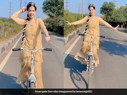 महिला ने साइकिल चलाते हुए किया डांस, अलका याग्निक-कुमार सानू के गाने पर किए शानदार स्टेप्स, लोग बोले- वाह, क्या बैलेंस है... महिला ने साइकिल चलाते हुए किया डांस, अलका याग्निक-कुमार सानू के गाने पर किए शानदार स्टेप्स, लोग बोले- वाह, क्या बैलेंस है...