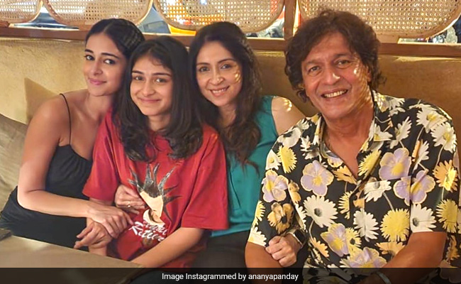 Inside Ananya Panday's Family Dinner With Parents Chunky-Bhavana And Sister Rysa
