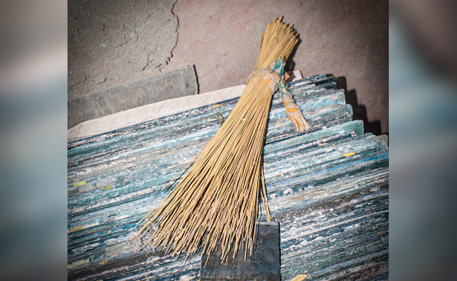 वास्तु के अनुसार झाड़ू कभी ना रखें इस तरह, वरना नाराज हो जाएंगी मां लक्ष्मी