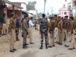 बिहार : गोपालगंज थाना क्षेत्र में युवक की हत्या से गुस्साए लोगों का प्रदर्शन, पुलिस पर किया पथराव बिहार : गोपालगंज थाना क्षेत्र में युवक की हत्या से गुस्साए लोगों का प्रदर्शन, पुलिस पर किया पथराव