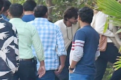 फिल्म पठान की स्पेशल स्क्रीनिंग में साथ दिखे शाहरुख-गौरी, सुहाना और आर्यन खान फिल्म पठान की स्पेशल स्क्रीनिंग में साथ दिखे शाहरुख-गौरी, सुहाना और आर्यन खान