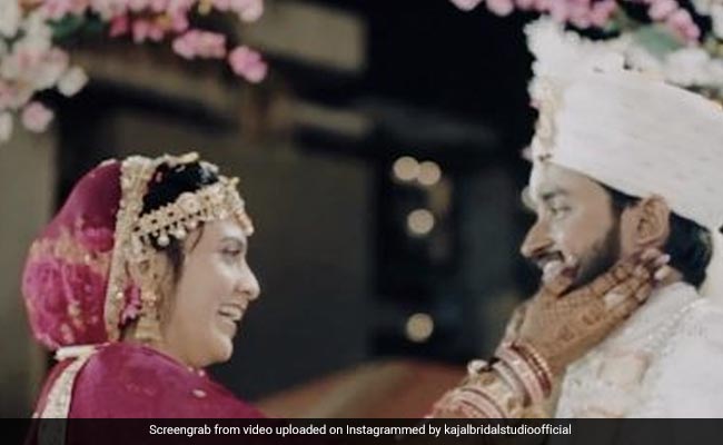 दुल्हन ने दूल्हे को फिल्मी स्टाइल में लगाया काला टीका और फिर चूमा माथा, लोग बोले- कितने सोमवार के व्रत रखने पड़ते हैं, इसके लिए