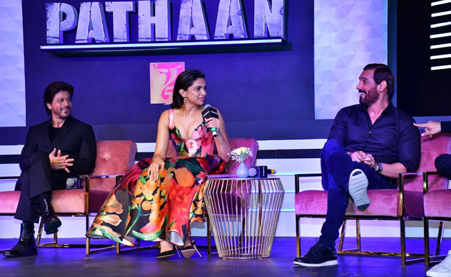 Shah Rukh Khan On "Permanent Balcony Ticket" - 5 Big Quotes From Team <i>Pathaan</i>