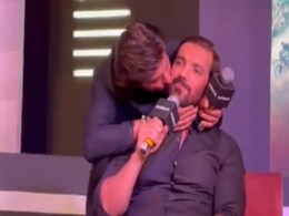 शाहरुख खान ने स्टेज पर जॉन अब्राहम को किया Kiss, वीडियो देख लोगों ने कहा- ये है सच्चा दोस्ताना! शाहरुख खान ने स्टेज पर जॉन अब्राहम को किया Kiss, वीडियो देख लोगों ने कहा- ये है सच्चा दोस्ताना!