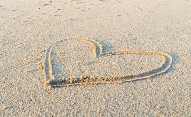 Woman In China Quits Her Job To Draw Positive Messages On Sandy Beaches: "It Makes Me Very Happy"