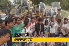 शाहरुख खान की फिल्म 'पठान' बड़े पर्दे पर रिलीज, दर्शकों में जबरदस्त उत्साह शाहरुख खान की फिल्म 'पठान' बड़े पर्दे पर रिलीज, दर्शकों में जबरदस्त उत्साह