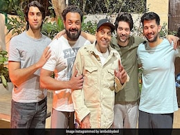 बेटे बॉबी देओल और पोतों संग इस अंदाज में धर्मेंद्र ने मनाया लोहड़ी का जश्न, देख फैंस बोले- एक साथ इतने सुपरस्टार बेटे बॉबी देओल और पोतों संग इस अंदाज में धर्मेंद्र ने मनाया लोहड़ी का जश्न, देख फैंस बोले- एक साथ इतने सुपरस्टार