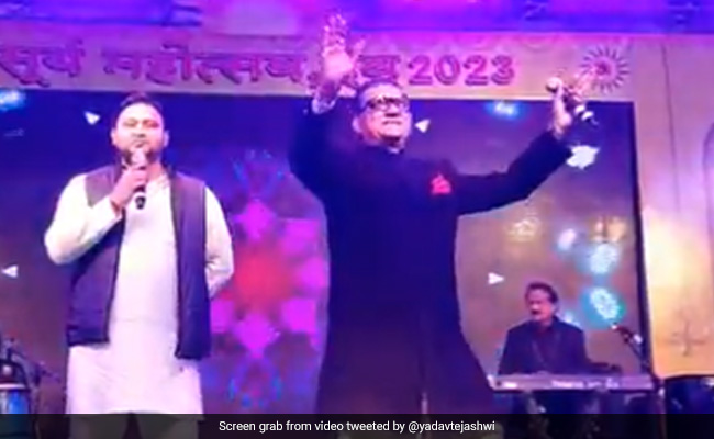 Video: <i>"Badi Mushkil Hai..."</i> - Tejashwi Yadav Duets With Singer Abhijeet On SRK Classic
