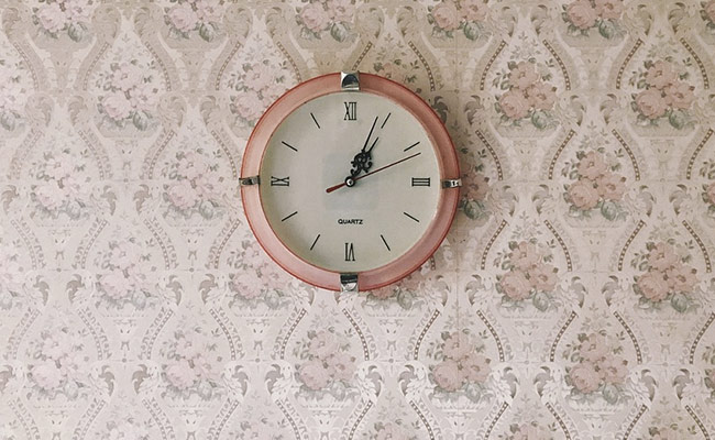 घड़ी को घर में इस तरह लगाने पर बढ़ सकती है पैसों की समस्या, वास्तु शास्त्र से जानिए सही दिशा के बारे में 