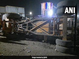 तमिलनाडु में मंदिर समारोह के दौरान क्रेन गिरी, 4 की मौत और नौ घायल तमिलनाडु में मंदिर समारोह के दौरान क्रेन गिरी, 4 की मौत और नौ घायल