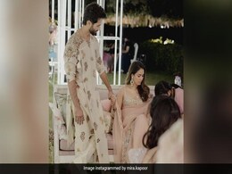 Love Is Mira Rajput And Shahid Kapoor's Pastel Ethnic Outfits While They Hold Hands Love Is Mira Rajput And Shahid Kapoor's Pastel Ethnic Outfits While They Hold Hands