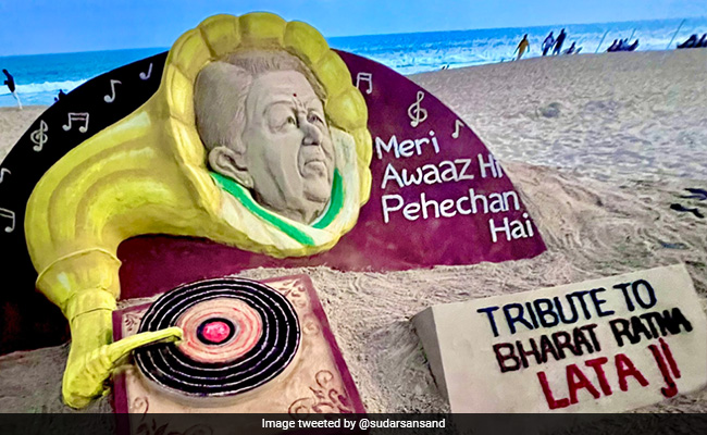 Lata Mangeshkar Death Anniversary: Sudarsan Pattnaik Creates Huge Sand Sculpture to Pay Tribute To Legendary Singer