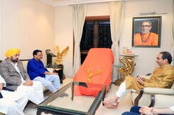 Uddhav Thackeray, Arvind Kejriwal Meet Over "Situation In The Country" Uddhav Thackeray, Arvind Kejriwal Meet Over "Situation In The Country"