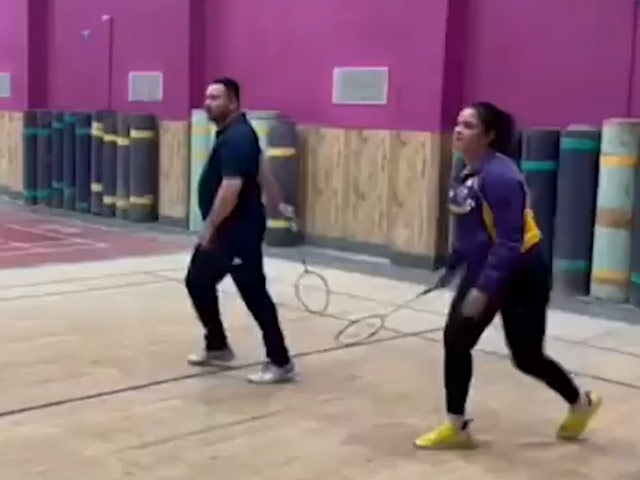 Tejashwi Yadav, Actor Nitu Chandra Srivastava Play Badminton Together
