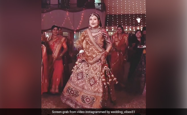 दुल्हन ने एंट्री पर किया 'सजन मेरा सतरंगिया' गाने पर ऐसा डांस, यूजर्स हार बैठे दिल, कहा- हमें भी चाहिए ऐसी दुल्हनिया दुल्हन ने एंट्री पर किया 'सजन मेरा सतरंगिया' गाने पर ऐसा डांस, यूजर्स हार बैठे दिल, कहा- हमें भी चाहिए ऐसी दुल्हनिया