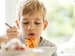 US Restaurant Ban Children: अमेरिका के एक रेस्टोरेंट ने 10 वर्ष से कम आयु के बच्चों को किया बैन तो इंटरनेट पर मिली ऐसी प्रतिक्रियाएं US Restaurant Ban Children: अमेरिका के एक रेस्टोरेंट ने 10 वर्ष से कम आयु के बच्चों को किया बैन तो इंटरनेट पर मिली ऐसी प्रतिक्रियाएं