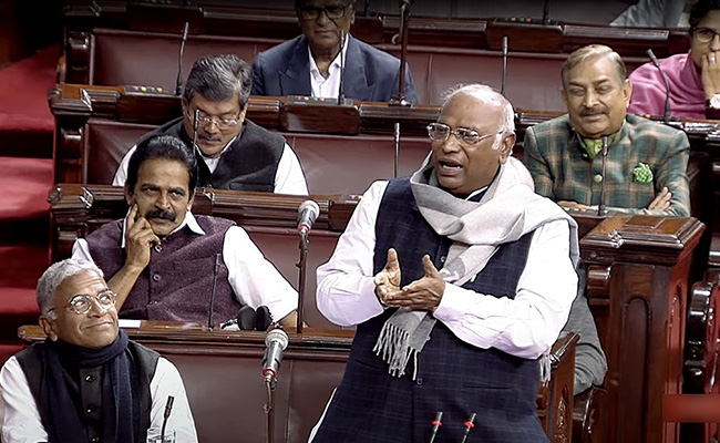 कांग्रेस अध्यक्ष मल्लिकार्जुन खरगे ने PM मोदी को बताया "मौनी बाबा" तो राज्यसभा के सभापति ने टोका