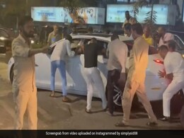 ट्रैफिक के बीच स्पीड ब्रेकर में फंसी Jaguar XJ कार, फिर जो हुआ, लोग बोले- ये Speed Breaker नहीं, कार ब्रेकर है ट्रैफिक के बीच स्पीड ब्रेकर में फंसी Jaguar XJ कार, फिर जो हुआ, लोग बोले- ये Speed Breaker नहीं, कार ब्रेकर है