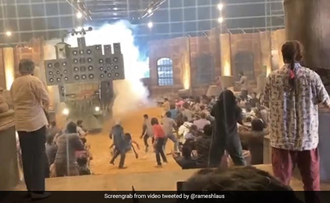 Video: शूटिंग के दौरान बेकाबू हुआ ट्रक, बाल-बाल बचे सुपरस्टार, दिल दहला देगा यह मंजर Video: शूटिंग के दौरान बेकाबू हुआ ट्रक, बाल-बाल बचे सुपरस्टार, दिल दहला देगा यह मंजर