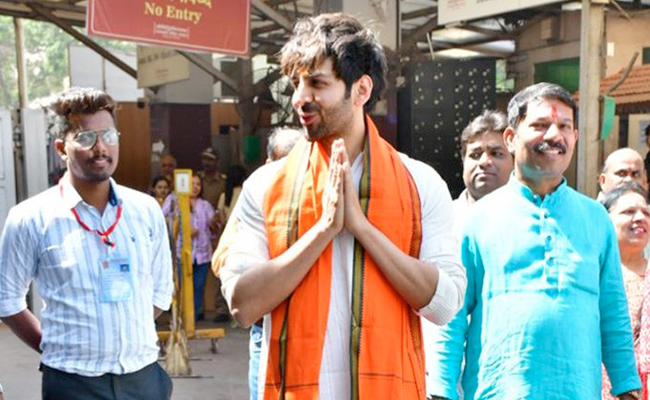 On <i>Shehzada</i> Day, Kartik Aaryan Visits Siddhivinayak Temple. See Pics