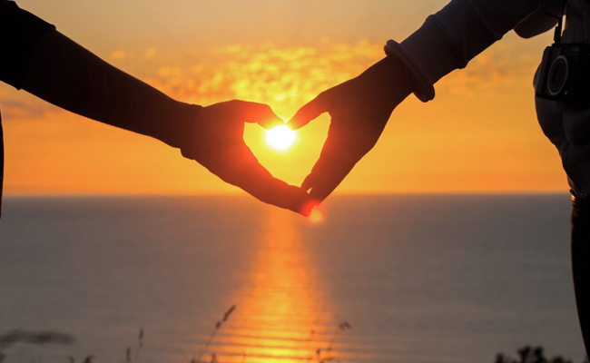 Valentine's Day: क्या होता है जब कोई पहले पहल प्यार में पड़ता है? पढ़ें पूरी रिपोर्ट