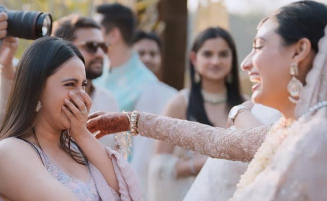 Athiya Shetty's BFF Akansha Ranjan Kapoor Is "Crying And Pleading" To Her For Wedding Pics