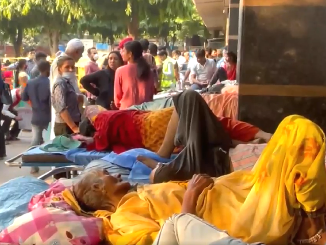 हालात ने मरीजों के परिजनों को एम्स में नौकरी करने के लिए कर दिया मजबूर, जानिए पूरा मामला